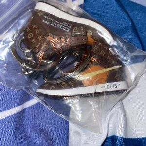 U only get one keychain lv now me off white new key chain